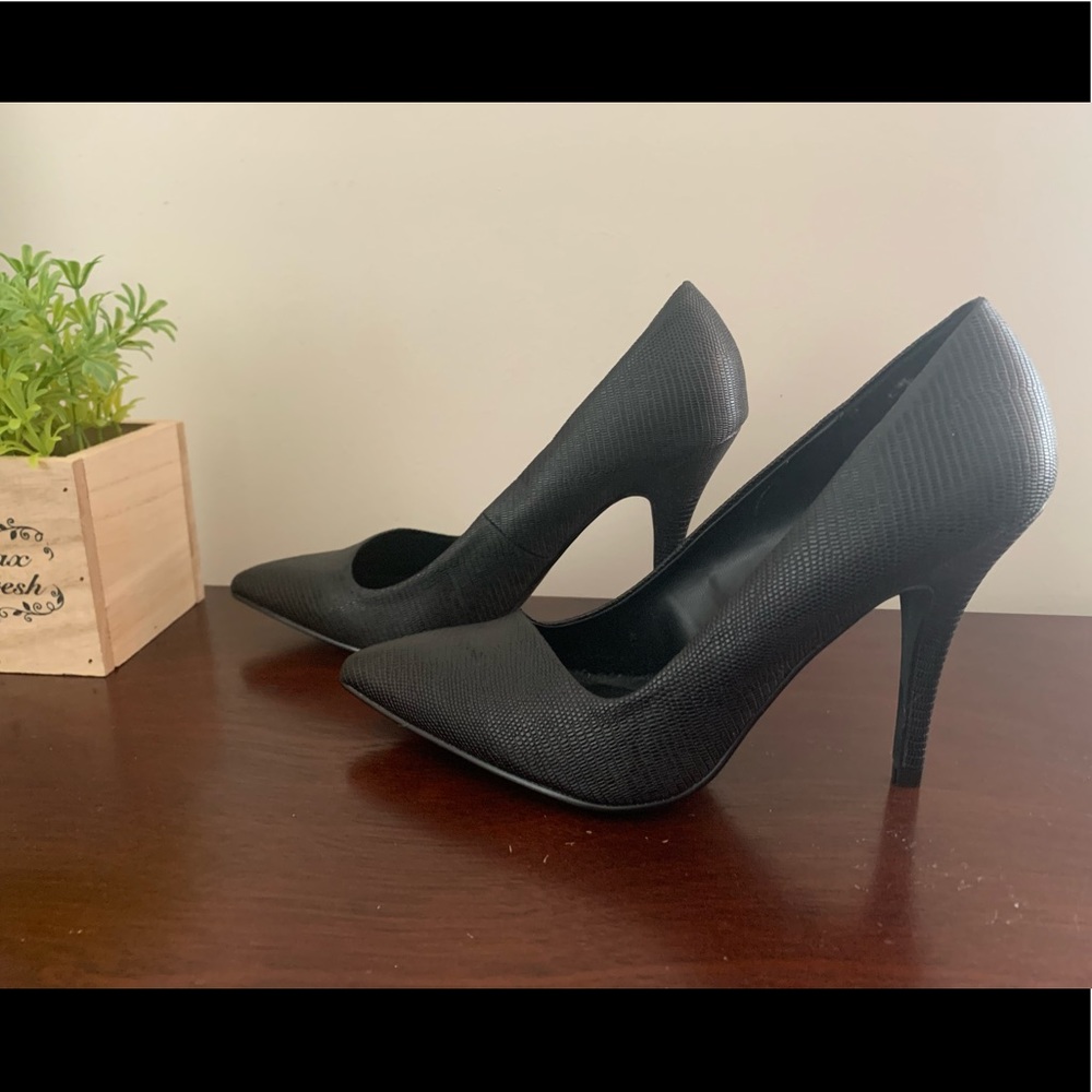 7.5 Black Apt 9 high heel shoes
